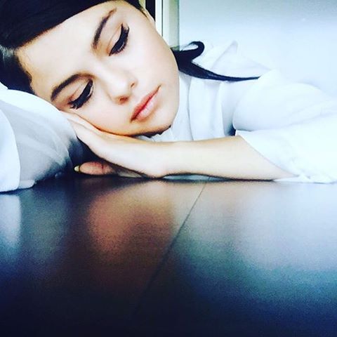 "Lashes is like air that I can't live without" 
#lashextensions #selenagomez #makeup #simple #westhollywood #selenatour
