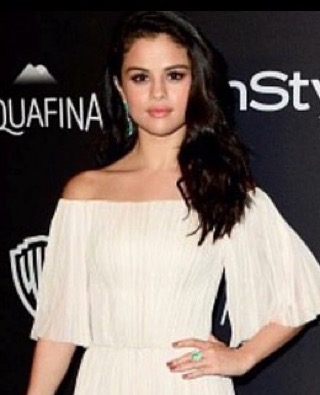 @selenagomez effortless to be this beautiful. Less is more.
Best glam team to work with. #goldenglobe
