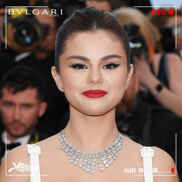 Not all premieres are on screen. @selenagomez is chic at the Cannes Film Festival in the new Bvlgari High Jewelry Cinemagia collection, launching June 2019.
.
.
.
.
.
.
#Bvlgari #Cinemagia #StarsinBvlgari #Cannes #CannesFilmFestival2019  #Jewelry #HighJewelry
