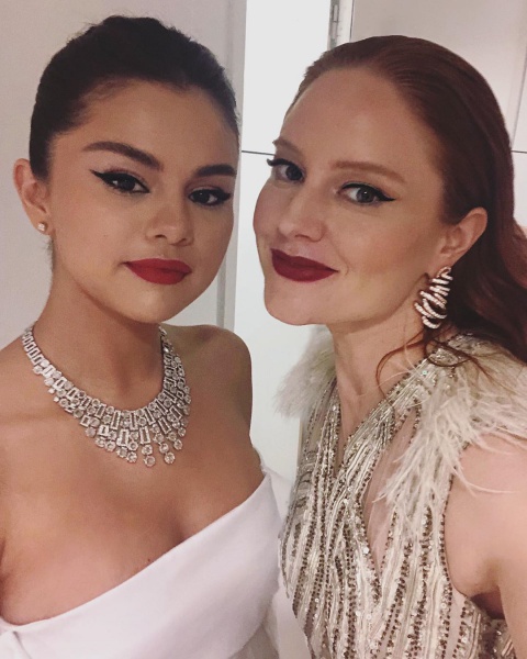 Make-up- Twins 💋
We just found out, that we were wearing the same makeup yesterday for the opening ceremony!
Loved you in „The Dead Don’t Die“ @selenagomez 💄
#makeuptwins #selenagomez #redlips  #eyeliner #openingceremony #cannesfilmfestival #movie #thedeaddontdie #cannes
