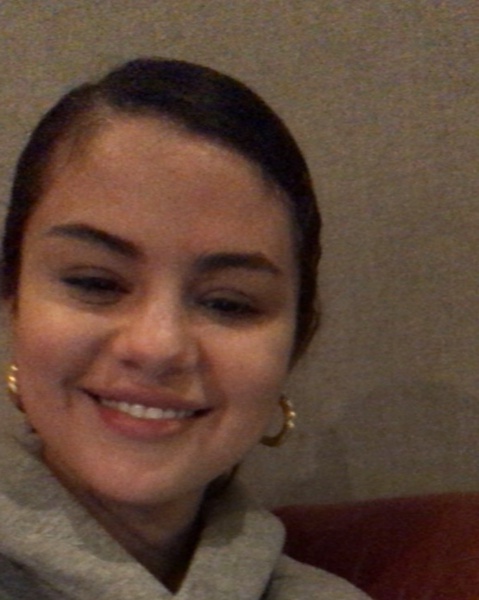 A few days ago I had the absolute pleasure of FaceTiming @selenagomez. Obviously I was nervous because I had never talked to anyone famous aside from @taylorswift. As soon as we started chatting , conversation was easy. We were able to relate about transplant but life in general and how our friends help pull us through. We are more than our transplants. We like to do our makeup , chill on the couch with our friends, and be ourselves. We cherish those memories with our friends like that more because we know 
