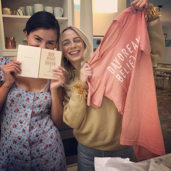 shopbellandmay: The feeling when you find the perfect gift for someone!🙌🏻 We have so many great designs to choose from that speak encouragement, faith and positive messages. We love seeing our beautiful friend @raquellestevens with DAYDREAM BELIEVER, from our Spring Collection.💫 Perfect for Spring, Perfect for her!
www.bellandmay.com
FREE SHIPPING EVERYDAY.
.
#bellandmay #daydreambeliever #springcollection #tshirts #liketkit #shopsmall #giveback #believe #faith #giftsforher #giftguide #goals #instastyle 
