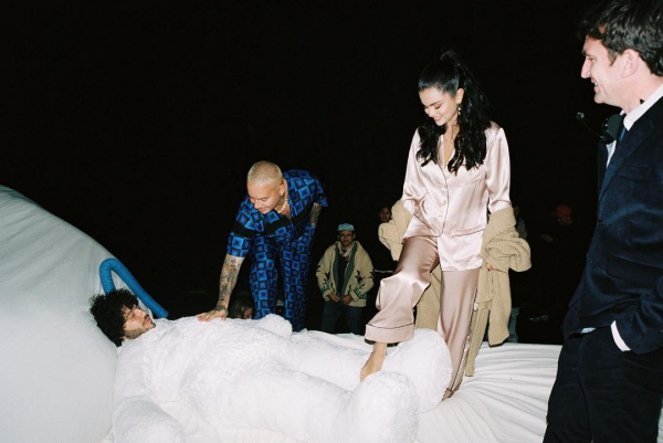 #icantgetenough by #bennyblanco #selenagomez #jbalvin #tainy bts photos by @comefeelme 🧸🧸🧸🧸🧸🧸directed by @jakeschreier 🔥🔥🔥🔥🔥🔥🔥🔥🔥🔥🔥🔥💕💕‼️SWIPE FOR MORE ‼️💕💕
