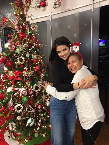 @CookChildrens: Look who surprised us today! Our hometown girl @selenagomez stopped to see patients who can’t be home this Xmas Eve.
