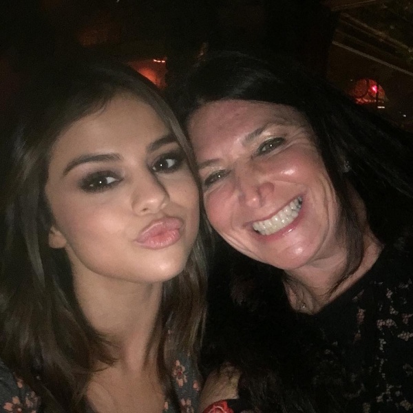 @lesliedeeb: Such a fun night!! Love my canasta girls. Ended with a selfie with @selenagomez #gorgeous #bestnight
