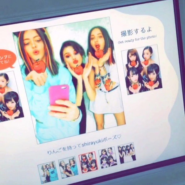Kawaiii 🍎 oh when u can't figure out the Japanese Photobooth
