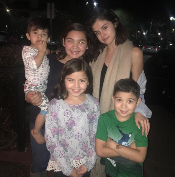 @samantha_gomez_official: @selenagomez thank you so much for taking time to take a photo with my family and I after dinner at my daddy’s restaurant. ( please Excuse my brother in his pjs). @alexys_gomez @jaxon.gomez.official. #gomezcrew #itsanhonor #selenagomez
