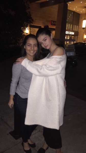 @carolrodriguexx: Selena Gomez com a minha amiga na Nordstrom em Dallas (essa foto foi agora)

