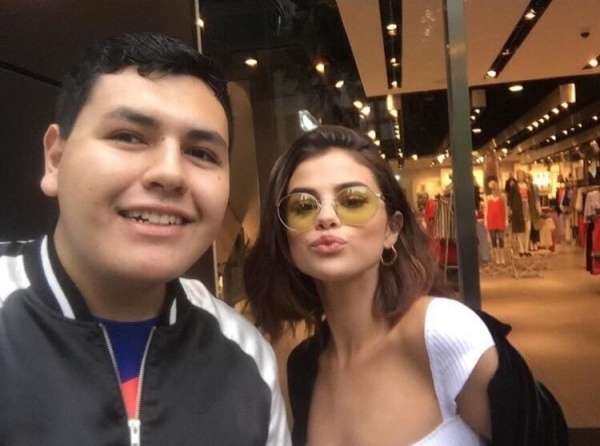 ‪May 23: Selena with a fan in Chicago, Illinois.‬

