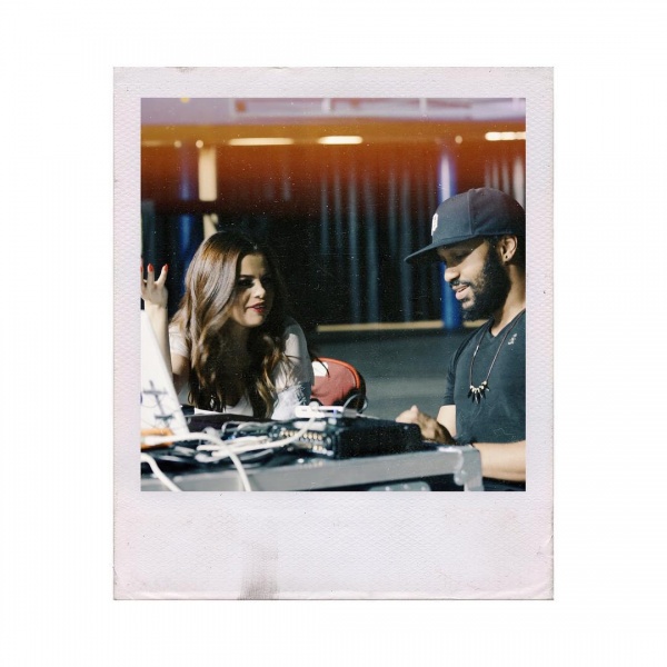 Selena talking through notes from the run-through of the show with her Musical Director, Phred. #RevivalTour #CrewLove 💜
