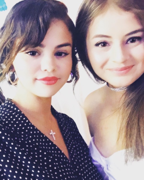 @ooo.bella: i don’t know about you but i just met my idol after years and years 💖. @selenagomez #selenagomez #cancerprom
