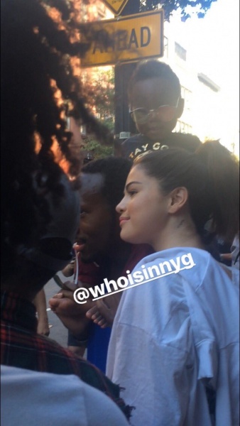 @Whoisinnyg: Selena and a little angel❤️Her soul is pure of kidness and spreads to much love around…
