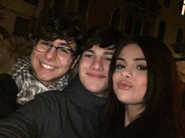 January 30: Selena with fans in Venice, Italy (francescotiepolo)
