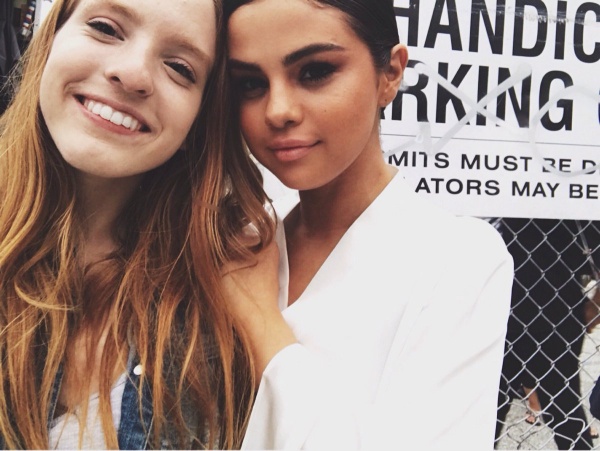 @lmaoarielle‬: @selenagomez IS THE SWEETEST PERSON EVER & CAME OUT TO TAKE PICS AND TALK TO US AND IM STILL SHOOK TO HAVE MET SUCH A QUEEN #SelenaGomez
