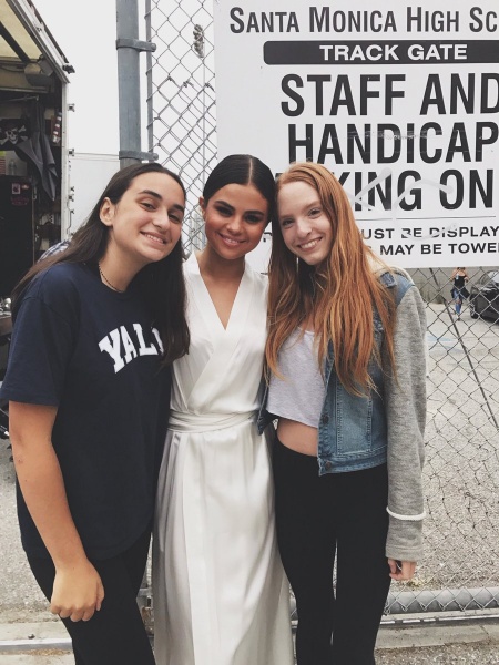 @lmaoarielle‬: @selenagomez IS THE SWEETEST PERSON EVER & CAME OUT TO TAKE PICS AND TALK TO US AND IM STILL SHOOK TO HAVE MET SUCH A QUEEN #SelenaGomez
