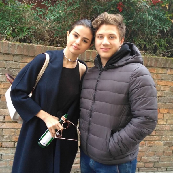 @faoro_alessandro: Vado a Venezia e trovo a caso Selena Gomez 😂😂
