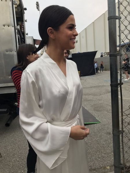 August 25: Fan taken photos of Selena in Santa Monica, CA (credit: jasminevalen__)
