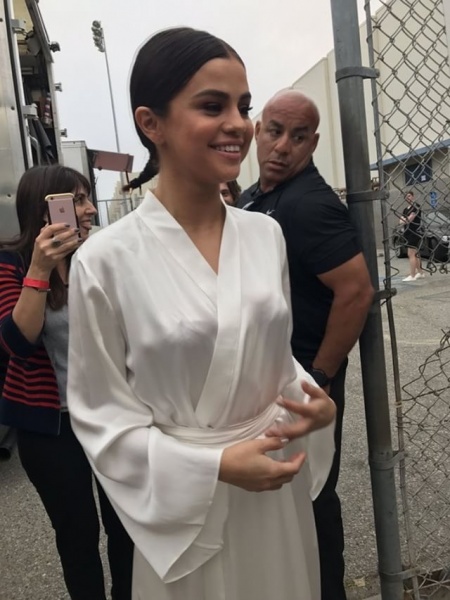 August 25: Fan taken photos of Selena in Santa Monica, CA (credit: jasminevalen__)
