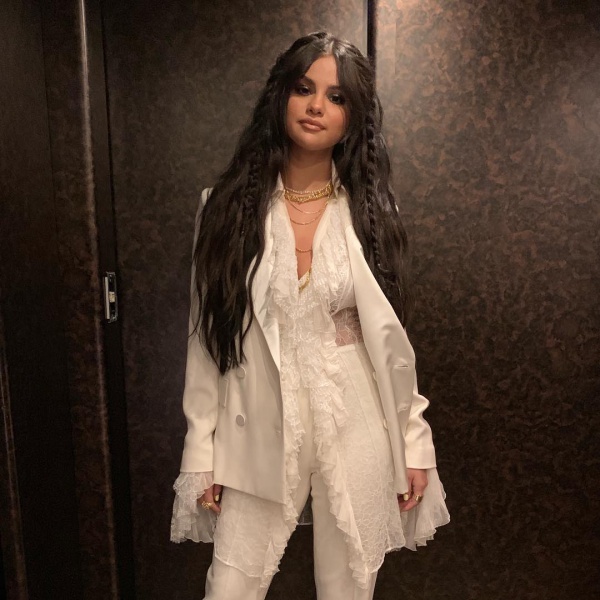 A glam boho vibe on @selenagomez for her surprise performance at @coachella this weekend ✨ Sparkly smoky eyes and a caramel lip 🤗
.
#MakeupByMelissaM at @opusbeauty 
#Hair by @marissa.marino 
#Styling by @chloebartoli
#Nails by @tombachik
