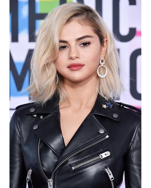 @selenagomez in @coach at #AMAs2017.
Styled by @kateyoung 💅🏻@tombachik 💇@marissa.marino💄@hungvanngo using @marcbeauty.
(For those who asked, her lip color was @marcbeauty Le Marc Lip Crème in “Slow Burn”. Achieving the stained look by dabbing the color with fingers. Genius Gel Foundation, O!Mega Bronzer & Air Blush "Flesh & Fantasy" on skin. Only Velvet Noir Major Volume Mascara on eyes. Brows is Brow Wow Pencil "Medium Brown" & Brow Tamer Gel.
