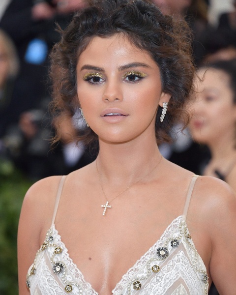 @selenagomez x @coach x @voguemagazine #MetGala2018 ❤️❤️.
Styled by @kateyoung
💅🏻 @tombachik
💇 @marissa.marino
💄 @hungvanngo using @kiehls skincare & @marcbeauty
#Met2018 #MetHeavenlyBodies #PrepWithKiehls.
Here is the products breakdown:
Ski Prep:
Kiehl’s Ultra Facial Cleanser
Kiehl’s Facial Fuel Energizing Scrub
Kiehl’s Instant Renewal Concentrate Sheet Mask
Kiehl’s Ultra Facial Toner
Kiehl’s Super Multi-Corrective Eye-Opening Serum
Kiehl’s Ultra Facial Cream
Kiehl’s Lip Balm #1

Face:
Marc Beauty Coconut Face Primer
Marc Beauty Shameless Foundation “Y320”
Marc Beauty Dew You? Dew Drops Coconut Gel Highlighter
Marc Beauty Remedy Pen "Wake-Up Call”
Marc Beauty Re(Marc)able Concealer "Young”
Marc Beauty Finish Line Perfecting Coconut Setting Powder
Marc Beauty Re(cover) Perfecting Coconut Setting Mist

Cheeks:
Marc Beauty O!Mega Bronzer "Tantric”
Marc Beauty Air Blush “Flesh & Fantasy”

Brows:
Marc Beauty Brow Wow Pencil "Medium Brown”
Marc Beauty Brow Tamer Gel

Eyes:
Marc Beauty New Glam Glitter Eye Gel Crayon in “Glitz Alright”
Marc Beauty New Glam Glitter Eyeshadow in “Gleam Girl”
Marc Beauty Velvet Noir Major Volume Mascara
Marc Beauty Feather Noir Ultra-Skinny Mascara

Lips:
Marc Beauty (P)outliner "Sugar & Spice”
Marc Beauty New Nudes "Moody Margo”

Body:
Marc Beauty Coconut Highlighter in “Fantasy”
