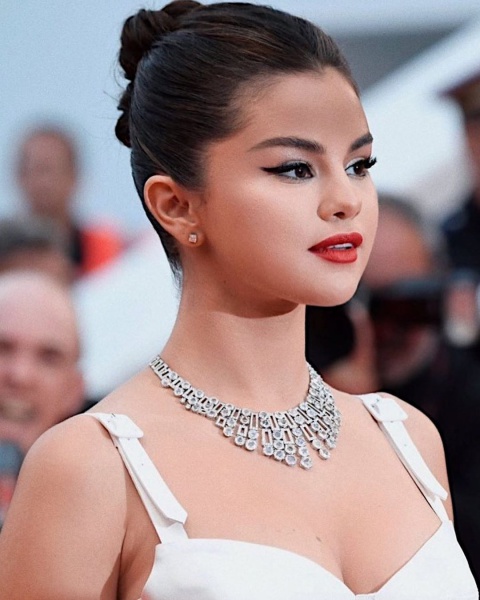 #SelenaGomez tonight in @louisvuitton & @bulgariofficial at the premiere of #TheDeadDontDie at Cannes Film Festivals ❤️💫⚡️✨.
👗 @kateyoung
💅🏻 @tombachik
💇 @marissa.marino
💄 @hungvanngo using @marcjacobsbeauty.
Here is the products breakdown:
Youthquake Hydra-full Retexturizing Gel Cream
Shameless Foundation in “Y270”
Accomplish Concealer & Touch Up stick in “Light 23”
Accomplish Powder in “Siren 52”
Omega Bronzer in “Tan-tastic”
Air Blush in “Flesh & Fantasy”
See-quins Glam Glitter in “Ice-Opal”
Magic 
