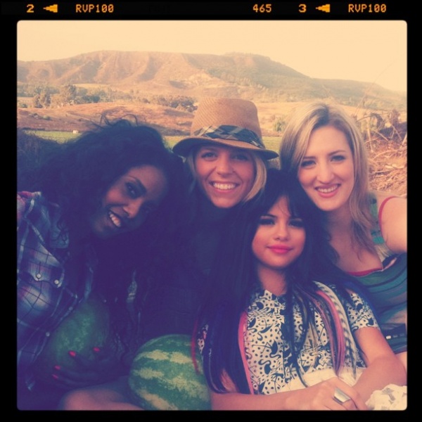 With some of my girl from tour. Shootin the video. I can't wait for y'all to see it :D

