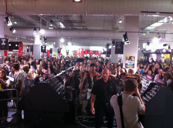 Thanks to all of you who came out to see me at HMV me this afternoon. It was so good to see y'all!
