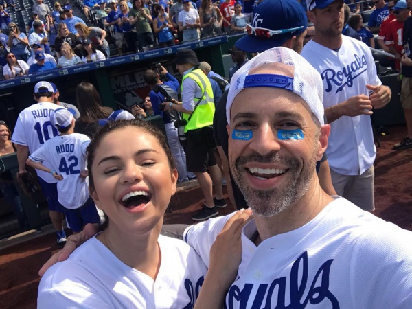 More from @bigslickkc weekend! We didn’t have any fun at all🤪
@selenagomez @davidcookofficial @zacharylevi @sethzog @cobiesmulders @sarahtiana @robriggle @oliviawilde @blakevogt #paulrudd @childrensmercy

