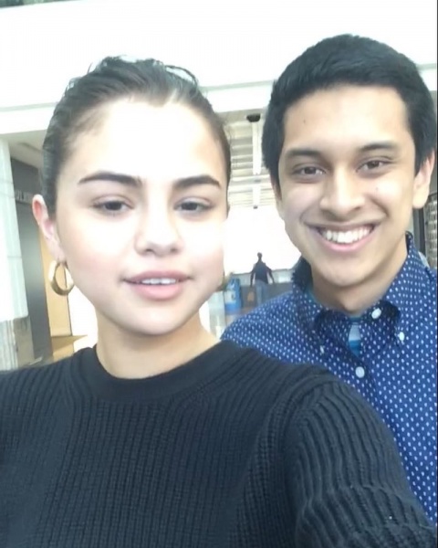 @ianthecoolcat: When bae crashed the office and took your phone for a Snap to prove it happened. #SelenaGomez #SantaMonica

