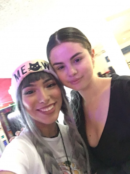 @sugar_frenzy: i was so fangirling when she bumped into my friend while roller skating 😂
