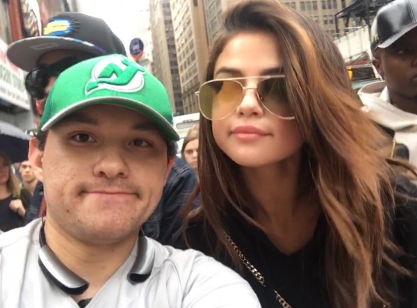 @YankeeNay77: Queen of Times Square @selenagomez ! She’s so beautiful today! 😍💙😭🙏🏻
