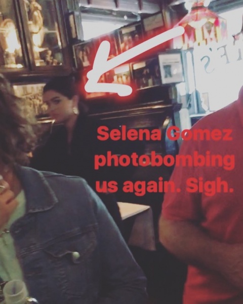 September 3: Selena at Pete’s Tavern in New York, NY (credit: therealmikeparkbrown)

