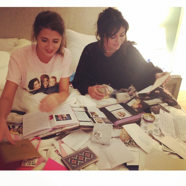 caught #selenagomez reading her fan mail yesterday (❤️ props to sel’s favorite actress #jenniferaniston)
