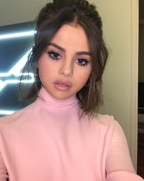Giving our girl @selenagomez a modern take on the 60s for the @harpersbazaarus #BazaarIcons party tonight 😛.
Styled by @kateyoung 💇 @daniellepriano 💄 @hungvanngo
