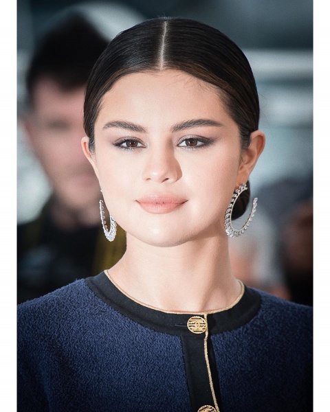 #SelenaGomez x  #TheDeadDontDie press day at Cannes Film Festivals ❤️💫⚡️✨.
👗 @kateyoung
💅🏻 @tombachik
💇 @marissa.marino
💄 @hungvanngo using @marcjacobsbeauty.
Here is the products breakdown:
Youthquake Hydra-full Retexturizing Gel Cream
Shameless Foundation in “Y270”
Accomplish Concealer & Touch Up stick in “Light 23”
Accomplish Powder in “Siren 52”
Omega Bronzer in “Tan-tastic”
Air Blush in “Flesh & Fantasy”
Eye-conic Eyeshadow Palette in “Steel(etto)”
Highliner Gel Eye Crayon in “Ro(cocoa”
Velvet No
