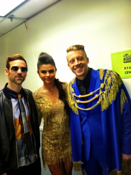 10 minutes to show time... Me, Macklemore and Ryan Lewis
